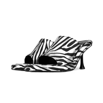 Женские серебристо-черные босоножки из металлической кожи с рисунком зебры на каблуке котенка, летние римские туфли без застежки на высоком каблуке 7 см
