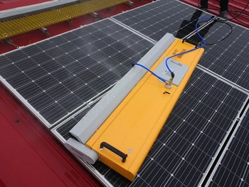 Управляйте автоматической щеткой для чистки фотоэлектрических панелей, роботом для чистки солнечных панелей с дистанционным управлением Изображение 2